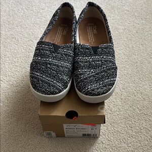 TOMS Avalon black/white sneaker - size 6.5 - NEW IN BOX